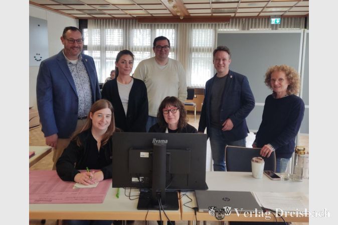 Foto: Gemeinde
Zufrieden mit der Auszählung am Montag in Saal I (v. li.): Bürgermeister Christian Seitz, die Verwaltungsmitarbeiterinnen Sonja Rühl, Sarah Dincgez und Sylvia Becker vom Auszählungsteam, Wahlleiter Sven Sander (Mitte hinten), Erster Beigeordneter Martin Mohr und Jutta Kuchenbrod vom Team Wahlen.