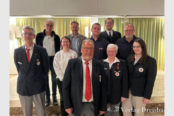 Foto: DRK Kriftel
Der neu gewählte Vorstand. V.l.n.r.: Stephan Hofmann-Dern (Bereitschaftsleiter), Dr. Roland Richter (2. Vorsitzender), Dr. Isabelle Clessienne (Beisitzerin), Alexander Feist (Schatzmeister), Markus Schullenberg (Vorsitzender), Henrik Pierschke (JRK-Ortsleiter), Alexander Schmitt (stellv. Bereitschaftsleiter) Monika Beisheim (Schriftführerin) Stefan Witt (Beisitzer) Alicia Seeharsch (stellv. Bereitschaftsleiterin).