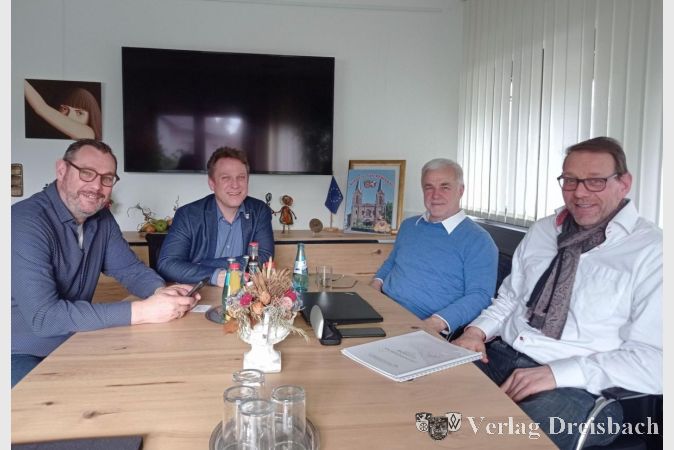 Foto: Gemeinde
V.l.n.r.: Bürgermeister Christian Seitz, der Erste Beigeordnete Martin Mohr, Eberhard Kolb, Vorsitzender des VFE, und Rainer Riedner, Berater in Kriftel.