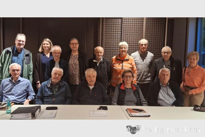 Foto: privat
Der neue Vorstand (v.l.n.r.): Bernhard Olp, Willi Britsch, Hans Franssen, Ulrike Milas-Quirin, Helmut Münch (sitzend).
Roland Sauer, Dr. Andrea Schneider, Gertie Olp, Kirsten Rose, Alexander Quirin, Ute Bayer, Stephan Voswinkel, Joachim Klebe, Dr. Roswitha Köhler.
Nicht auf dem Foto: Karl Heinz Spengler und Joachim Winter.