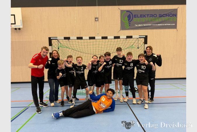 Foto: mpk
So sehen Meister aus, Teil 2: Auch die männliche D2 hat alle Spiele gewonnen.