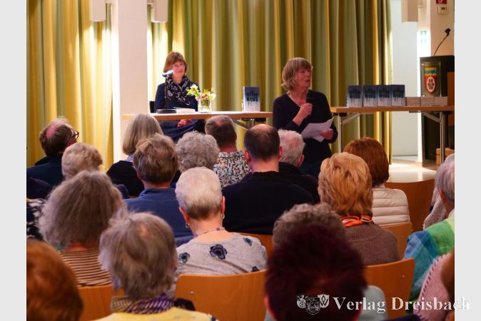 Foto: Gemeinde
Hanna Dunkel begrüßte das zahlreich erschienene Publikum zur jüngsten Ausgabe der Lesebühne.