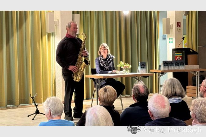 Foto: Axel Dunkel
Paul Pfeffer am Saxophon begleitete die Lesung von Iris Otto.