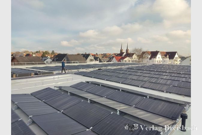 Foto: Gemeinde
Photovoltaikanlage auf der großen Schwarzbachhalle.