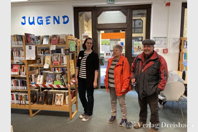 Foto: hl
Die Leiterin der Stadtbücherei Hattersheim, Katrin Laier-Nastev (links), neben dem Regal mit „banned-books“. Hier erläutert sie den Besuchern Jutta Rudnick und Hermann-Josef Lenerz die Ausstellung.