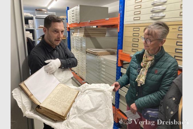 Foto: hl
David Stefan zeigt das Gerichtsbuch aus dem 16. Jahrhundert, das älteste Stück im Stadtarchiv.
