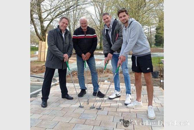 Foto: Gemeinde
Dieter Veit (2. v. li.) und Marius Podolczak (re.) öffnen am Sonntag wieder ihren Kiosk im Freizeitpark. Wie Martin Mohr (li.), Erster Beigeordneter, und Michael Knittel vom Bauamt freuen sie sich schon auf die neue Minigolfanlage.