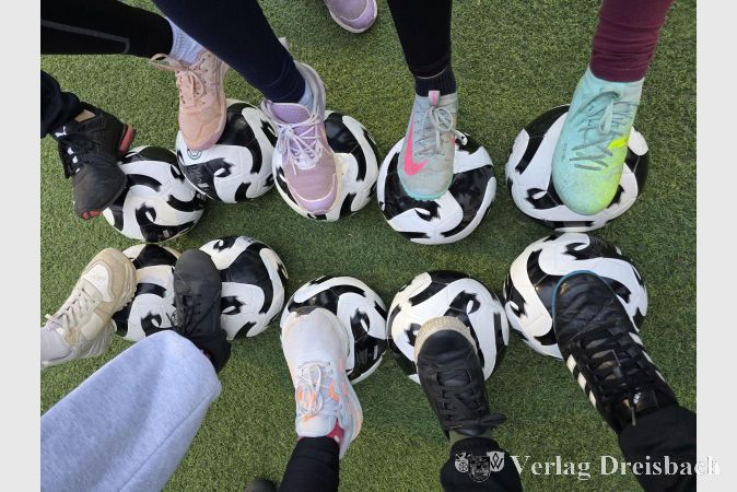 Foto: B. Siebert
Zu Beginn des Probe- und Sichtungstrainings der SG DJK Hattersheim bekamen die jungen Mädels erst einmal einen Fußball gestellt, um dann unter Anleitung um die Hütchen und Hindernisse zu dribbeln.