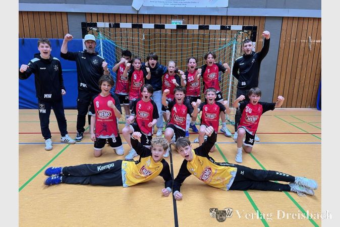 Foto: privat
So sehen Meister aus: Die männliche D1-Jugend jubelt über den Titel ohne Verlustpunkt.