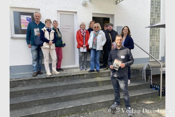 Foto: hl
Die interessierten Besucher freuen sich auf die 11 Uhr-Führung im Stadtarchiv. Im Vordergrund Stadtarchivar David Stefan. Mit dabei die Erste Stadträtin Heike Seibert (rechts) und die Leiterin des Referats Kultur, Anja Pinkowsky (4. von rechts).