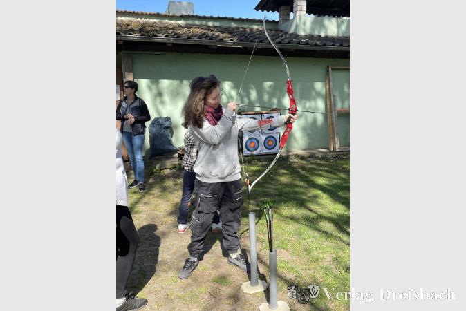 Foto: Hans-Georg Mundschenk
Ostereierschießen im letzten Jahr. Sonja Mundschenk beim Bogenschießen.