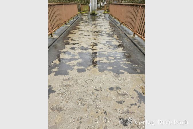 Foto: Gemeinde
Der beschädigte Belag soll in den Osterferien provisorisch repariert werden.