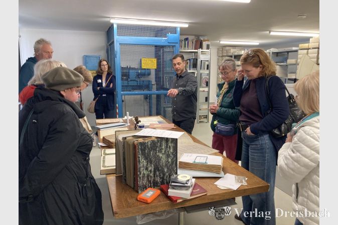 Foto: hl
Stadtarchivar David Stefan hatte einen Ausstellungstisch für die Besucher vorbereitet.