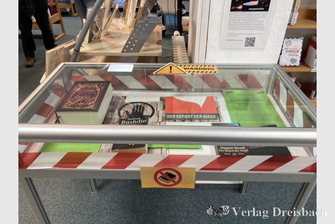 Foto: hl
Achtung, gefährlich! Im Ausland verbotene Bücher in der Glasvitrine.