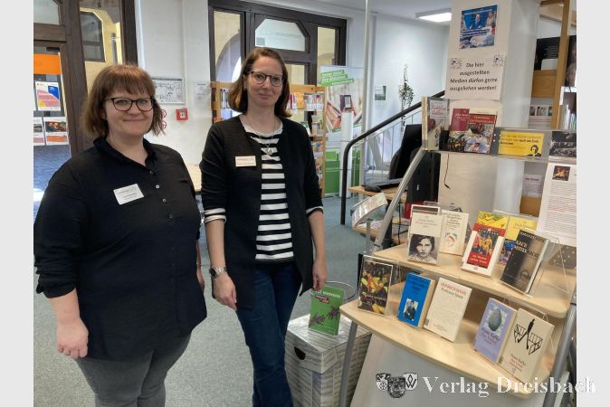 Foto: hl
Anja Pinkowsky, Leiterin Referat Kultur, (links) und Katrin Laier-Nastev vor dem Regal mit Titeln, die 1933 der Bücherverbrennung zum Opfer fielen.