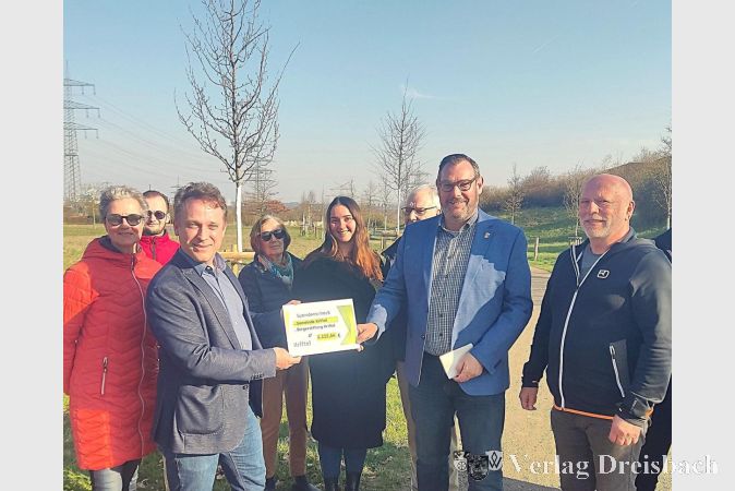 Foto: Gemeinde
Die Hälfte des Geldes, dass die Gäste des närrischen Kreppelkaffees im Februar gespendet haben, fließt an die Bürgerstiftung. Es wurde symbolisch als Scheck an Martin Mohr (li.) und Bürgermeister Christian Seitz übergeben. Mit dabei die Mitglieder des Stiftungsrates Susanne Vogt (li.), Lara Rötsch (hinter Scheck) und Frank Bechstein (ganz links).