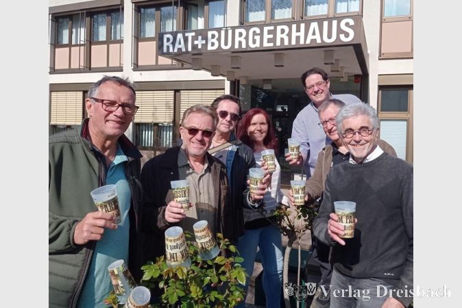 Foto: Gemeinde
Das Orgateam freut sich auf ein tolles Event im Park (v. li.): Manfred Pfuhl, Ralf Engler, Bernd Sangmeister, Katrin Scheurich, Pasquale Fiore, Dr. Frank Fichert und Axel Lorth. Es fehlen Bürgermeister Seitz und Peter Heyel.