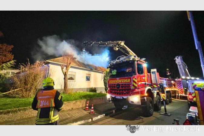 Foto: Feuerwehren Hattersheim
Das Wechselladerfahrzeug-Kran (WLF-K 32/6900) im Einsatz bei einem Dachstuhlbrand.