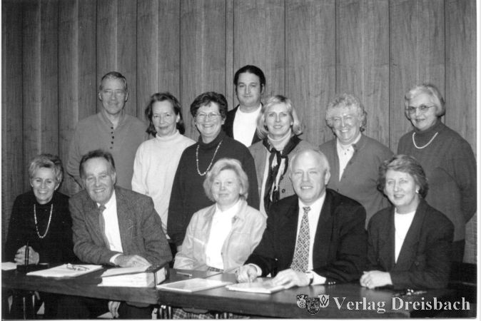 Foto: Gemeinde
Der Vorstand des Kulturforum im Jahr 1998. Vorne der Erste Vorsitzende Johann Georg Schröder (2. V. l.) und neben ihm Geschäftsführerin Gerlinde Sittig und Kassenwart Paul Dünte.