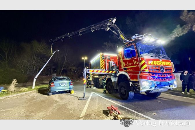 Foto: Feuerwehren Hattersheim
Das Wechselladerfahrzeug-Kran (WLF-K 32/6900) im Einsatz nach einem Verkehrsunfall.
