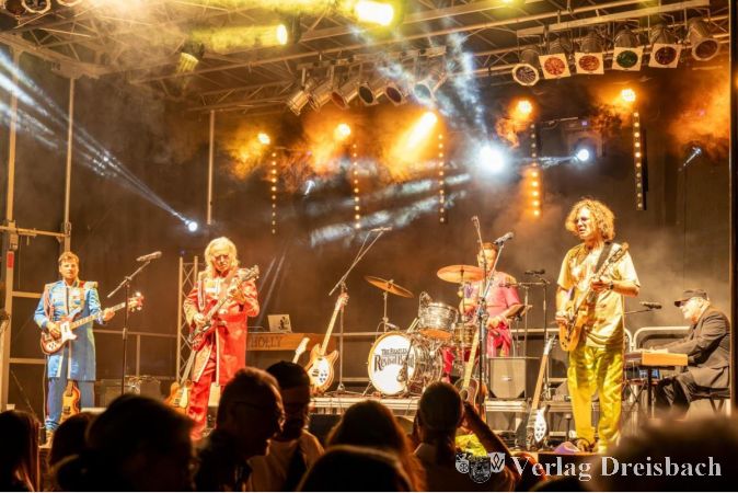 Foto: Thomas Wiegand
"Musik im Park" ist mittlerweile ein fester Termin im Krifteler Veranstaltungskalender. Hier der letztjährige Auftritt der "Beatles Revival Band" in ihren Sgt. Pepper-Kostümen