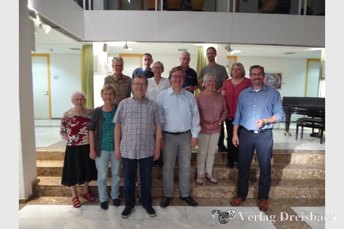 Foto: hl
Der 2022 gewählte Vorstand des Kulturforums. Von links nach rechts: Ursel-Renate Hadiprono, Marion Hein, Elke Busch-Schwalm, Wolfgang Polatschek, Klaus Gallenbacher, Elke Wetterau-Bein, Dr. Frank Fichert, Dietmar Vollmert, Erika Mitsch, Florian Mann, Monika Dünte, Christian Seitz.