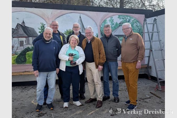 Foto: pm
Zum Auftakt der Aktion schauten auch Bürgermeister Bernd Blisch (Mitte) und verdiente Vereinsaktive vorbei,