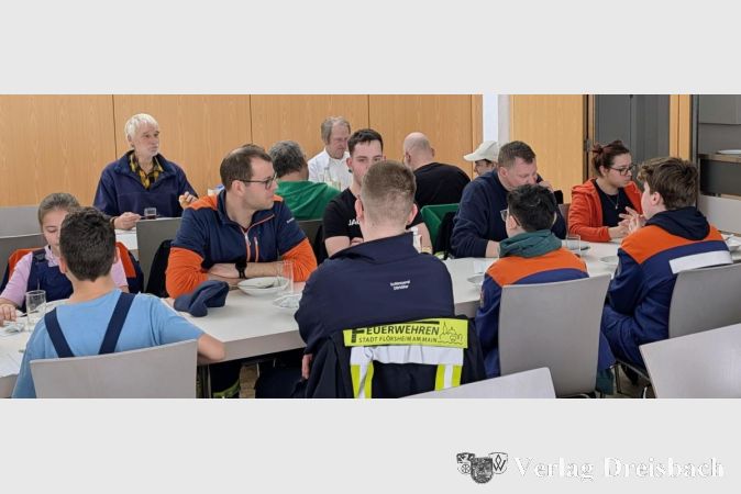 Foto: nab
Nach getaner Arbeit stärkten sich die Teilnehmerinnen und Teilnehmer in der Weilbachhalle bei Suppe und Würstchen.