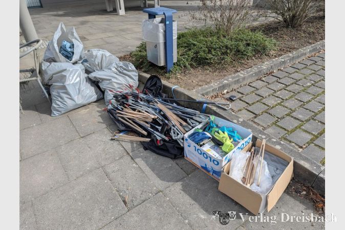 Foto: nab
Mit Handschuhen und Greifzangen sammelten rund 70 Helferinnen und Helfer Müll aus Grünflächen und Gebüschen in Weilbach.