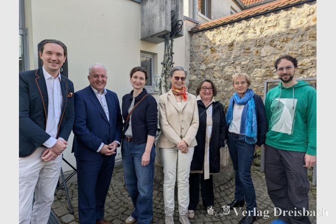 Foto: nab
Bei der Eröffnung der Biennale am Main (von links): Kulturamtsleiter Dr. Christopher Naumann, Stadtverordnetenvorsteher Michael Kröhle, Dr. Susanne Völkers (Geschäftsführerin Kulturfonds Rhein-Main), Dr. Irene Haas (Kunsthaus Taunusstein), Birgit Malsy-Grimm und Ruth Wahl (beide Kunstforum Seligenstadt) sowie Nikolas Schmidt-Pfähler (Ateliergemeinschaft Wäscherei Offenbach).