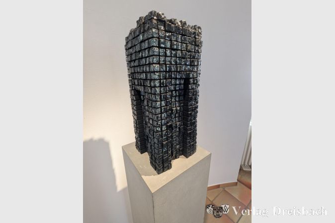 Foto: nab
Neben Gemälden sind bei der Biennale im Kunstforum Mainturm auch Skulpturen und Installationen zu sehen.