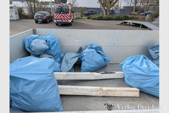 Foto: nab
Mit vereinten Kräften kamen bei der Aufräumaktion zahlreiche Säcke mit Abfall zusammen, die anschließend vom Baubetriebshof entsorgt wurden.