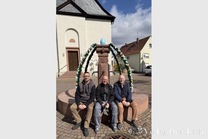 Foto: privat
V.l.n.r.: Markus Caspari, Andreas Órban und Bernd Caspari vor dem festlich geschmückten Osterbrunnen.