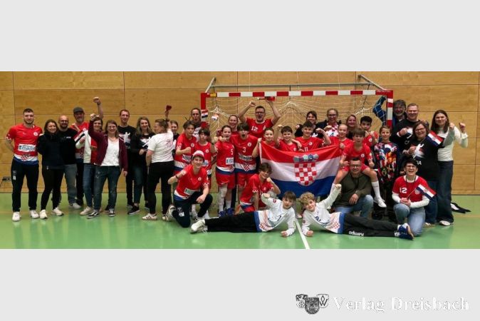 Foto: privat
Die männliche D1-Jugend jubelt mit Trainern und Eltern beim Nations-Cup.