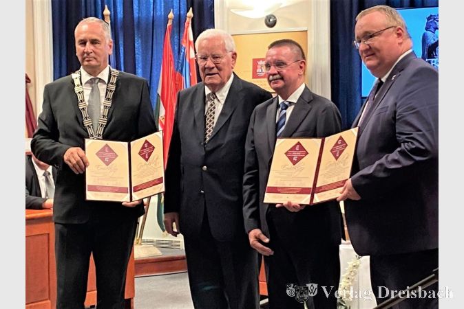 Foto: Stadt Hattersheim
Zu Besuch in Ungarn zum 30-jährigen Partnerschaftsjubiläum 2022. V.l.n.r.: Bürgermeister Dr. lstván Árvay, die beiden Bürgermeister a.D. Alfred Schubert und István Plutzer, sowie Bürgermeister Klaus Schindlung.