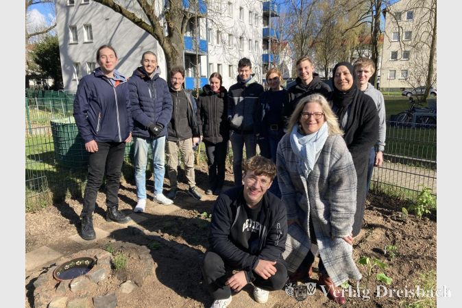 Foto: hl
Die Teilnehmer des Sozialprojektes im Kinder-Erlebnis-Garten. Von links nach rechts (hintere Reihe): Oğuzhan, Yassin, Dominik, Mona, Simon, Christine Pfaff, Jonathan, Luca. Davor von rechts Rabia Malik, Eva Hamann und Pavel.