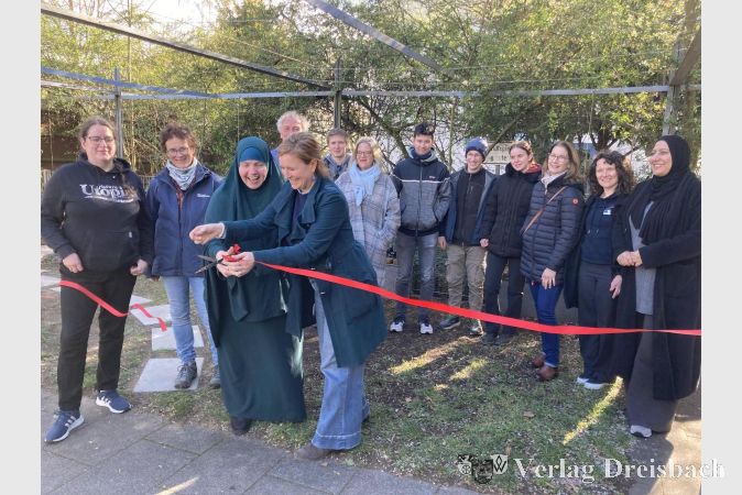 Foto: hl
Das rote Band fällt, damit ist der Fairteilerschrank eröffnet. Am Band Christine Pfaff (rechts) und Marejam Mountij.