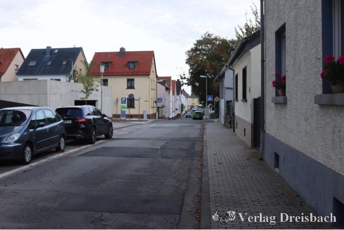 Foto: gus
Die Kloberstraße gehört zu den Projekten, bei denen der Eigenbetrieb Stadtwerke eine Straßensanierung zur Erneuerung der Trinkwasserleitungen und Hausanschlüsse nutzen wird, dies wird durch die Verzögerung aber verspätet erst im kommenden Jahr angegangen.