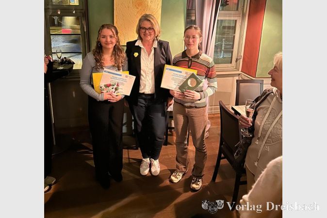 Foto: Zonta Club am Taunus
Große Freude über die Auszeichnung. V.l.n.r.: Katharina Mewis, Julia Wittenhagen (Präsidentin Zonta Club am Taunus), Lisa Man.
