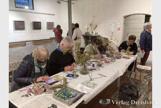 Foto: hl
Aktion „Zeichnen“ in der Galerie im Nassauer Hof am 28. März. Die Kunstschaffenden sind vertieft in ihre Arbeiten.