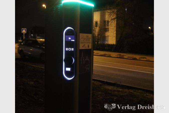 Foto: gus
Eine neue Einnahmequelle für Kommunen und ihre Eigenbetriebe kann der Betrieb von E-Ladesäulen sein, hier der neueste Zugang in der Wickerer Kirschgartenstraße.