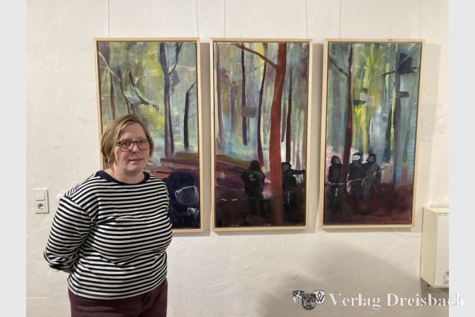Foto: hl
Clara Schuster vor ihrem Werk „Besetzung und Räumung (2020), Dannenröder Forst“.