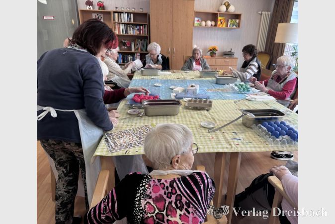 Foto: Kursana
Das Färben der Ostereier ist im Kursana Domizil ein beliebtes Ritual, bei dem die Senioren kreativ sein können.