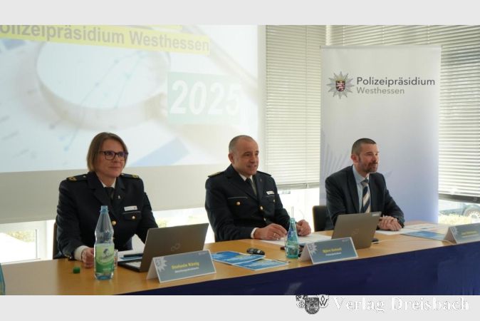 Foto: Polizei Hessen
V.l.n.r.: Abteilungsdirektorin Stefanie König, Polizeipräsident Björn Gutzeit und der Leitende Kriminaldirektor Jens Wollmann bei der Pressekonferenz zur polizeilichen Kriminalstatistik im März.