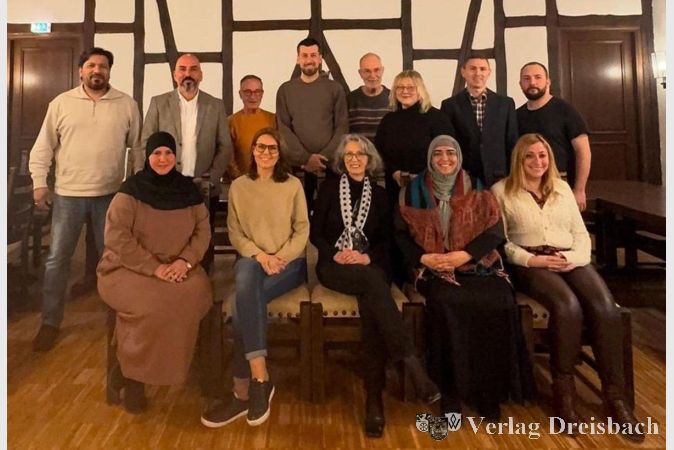 Foto: Ausländerbeirat Hattersheim
Der neu gewählte Hattersheimer Ausländerbeirat. Hinten v.l.n.r.: Absar-Ul-Haq Malik, Erkan Karadas, Agustin Martin Pelaez, Yasin Solak, Chris Savage,Viktoriya Voytenko, Yuriy Gumenyuk und Deniz Sahin. Vorne v.l.n.r.: Jamila El-Malki, Sabina Plojovic, Franka Novak, Fatima Abou-Nachat und Francesca Passaro.