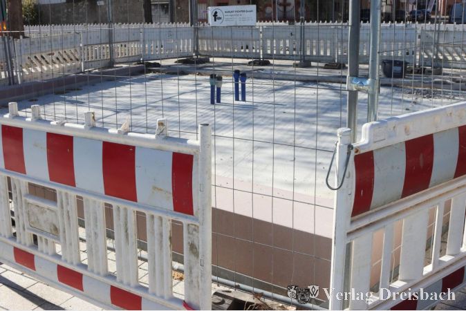 Foto: gus
Der neue Sockel für den rekonstruierten Berliner Brunnen steht schon, der Brunnen selbst lässt noch auf sich warten, der Wiederaufbau wird der Abschluss der Mainufer-Umgestaltung.