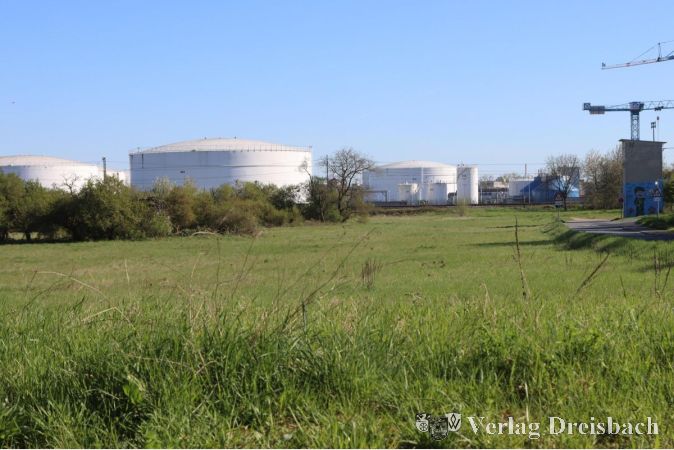 Foto: gus
Das Gewerbegebiet und der Beeinflusser: Die Nähe des Shell-Tanklagers schränkt die Nutzungsmöglichkeiten für das designierte Gewerbegebiet West V.2 deutlich ein. Bisher ist völlig unklar, ob der Bedarf unter den sich abzeichnenden Bedingungen groß genug sein wird, um die Flächen loszuwerden.