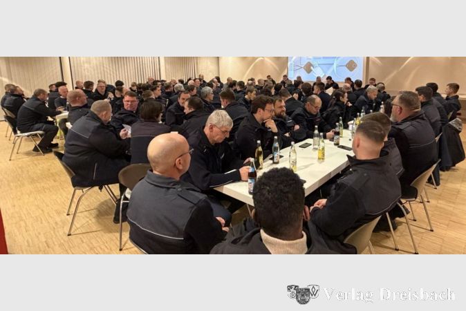 Foto: Feuerwehr
Zahlreiche Teilnehmende bei der Versammlung im Feuerwehrhaus Flörsheim.