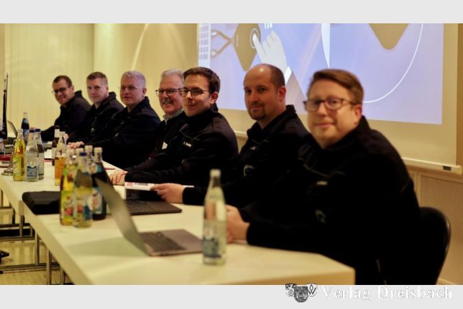 Foto: Feuerwehr
Der Wehrführerausschuss gemeinsam mit dem Bürgermeister (Mitte).