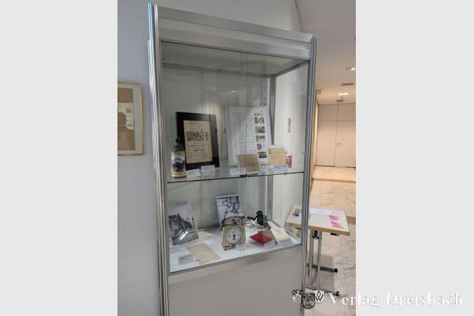 Foto: mpk
In der Vitrine im Foyer im Rat- und Bürgerhaus ist auch eine Urkunde für 25-jährige Vereinsmitgliedschaft beim SV 07 Kriftel aus dem Jahre 1934 zu sehen.